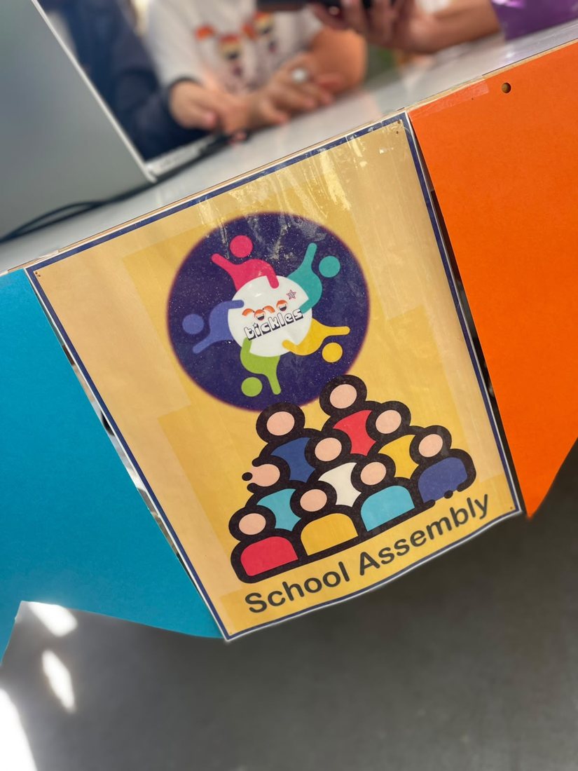 Cartaz da School Assembly, com o logótipo da assembleia