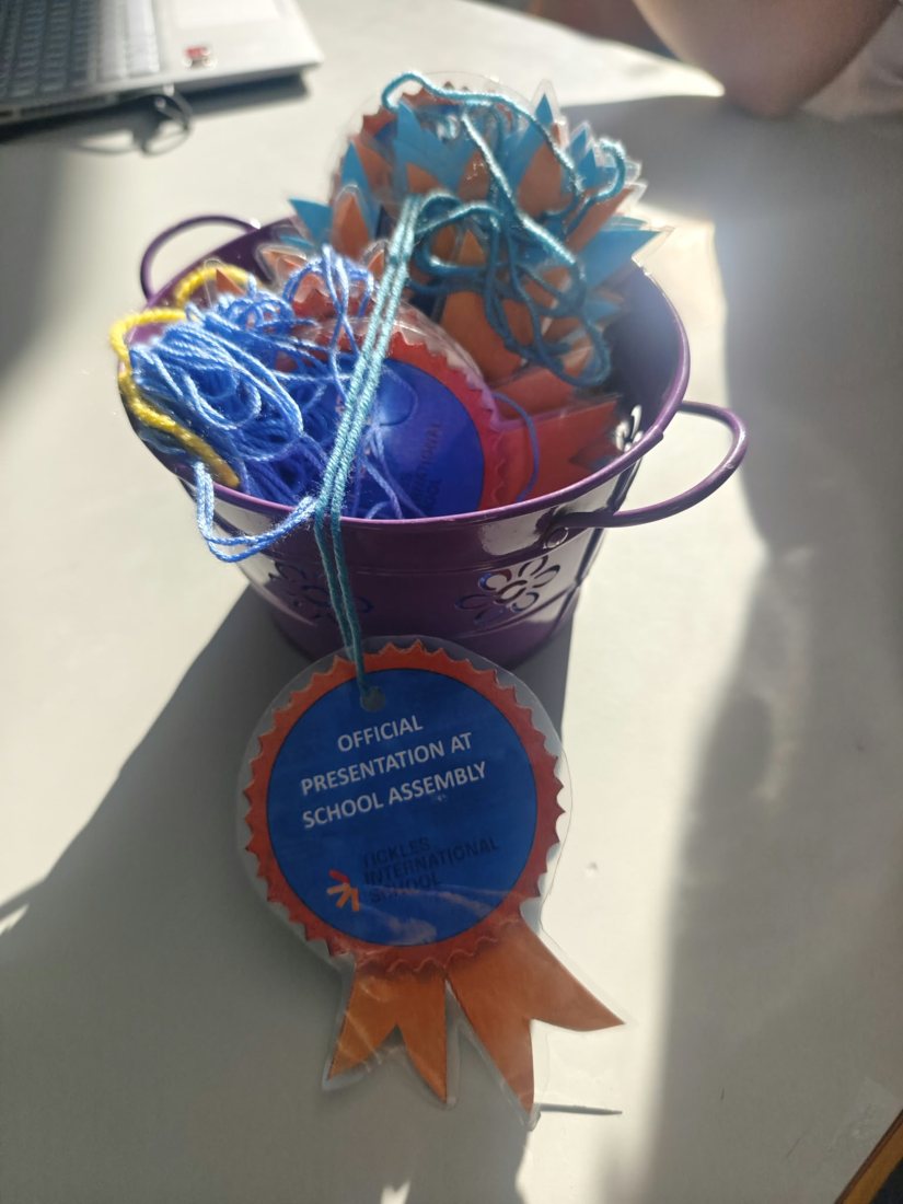Medalha «Official presentation at School Assembly» numa cesta