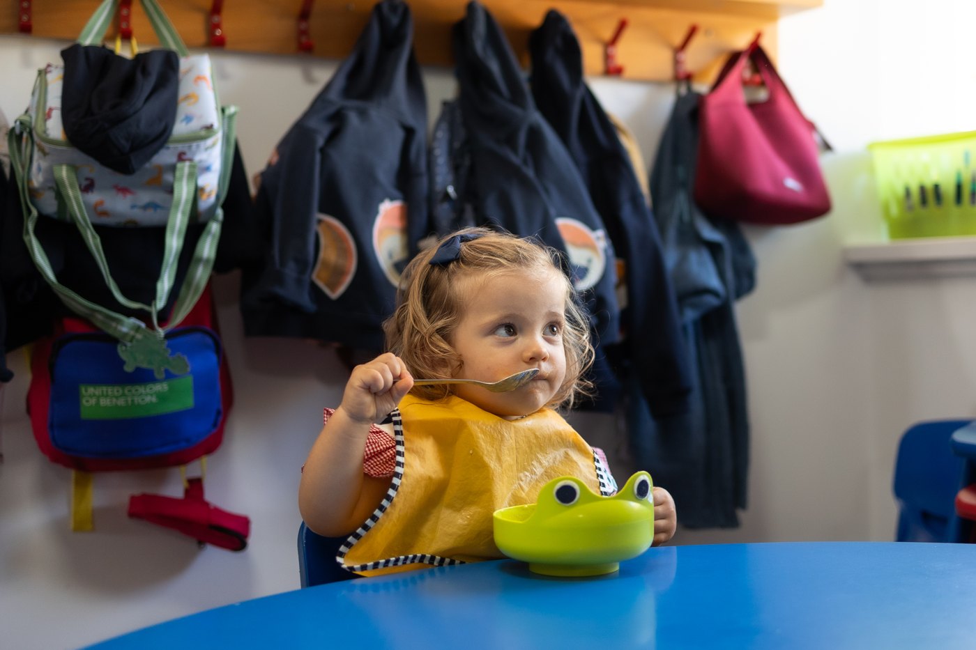 Criança pequena a olhar com atenção durante a refeição